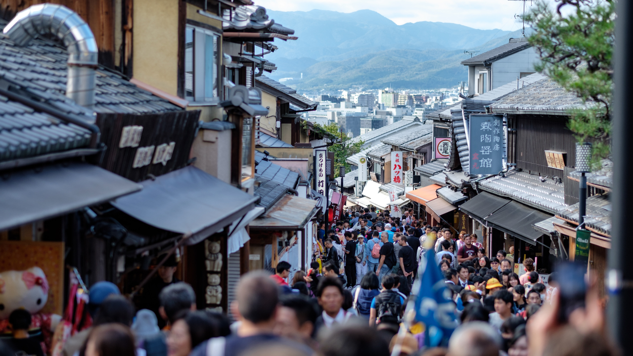 観光客で混雑する京都