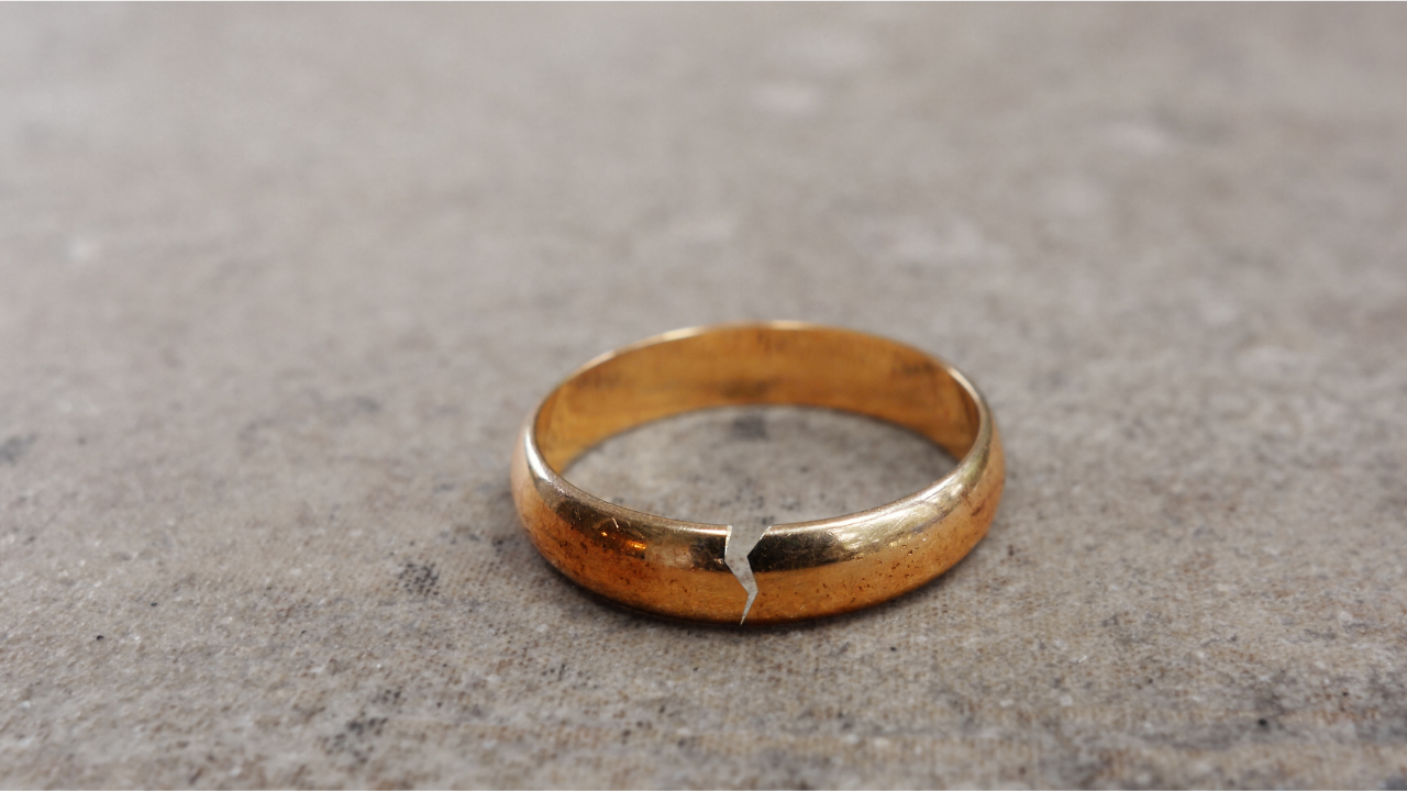 割れた結婚指輪